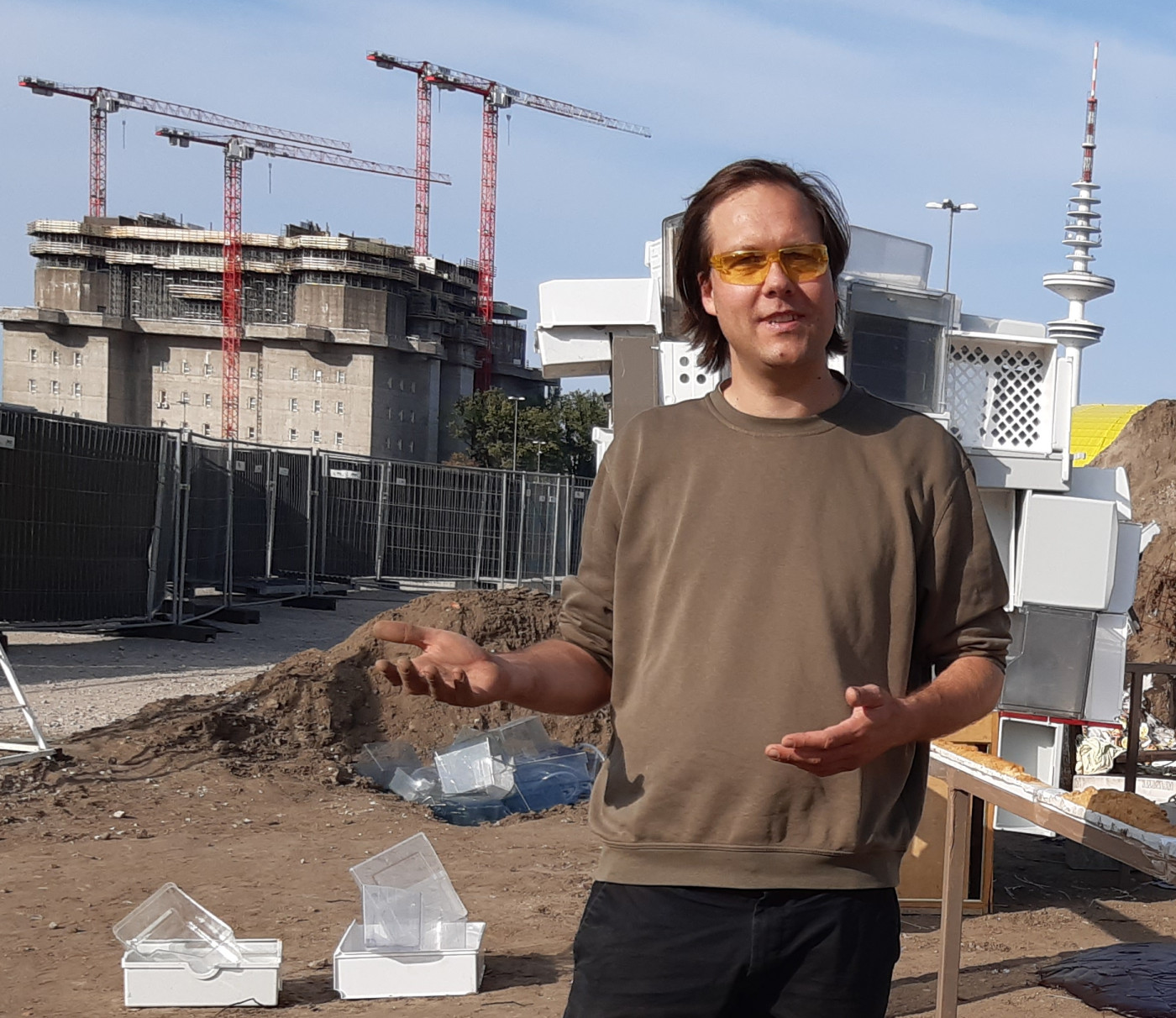 Sebastian Stein auf dem Heiligengeistfeld in der Ausstellung Welt in Teilen, organisiert vom Kunstverein St.Pauli, Hamburg 2020