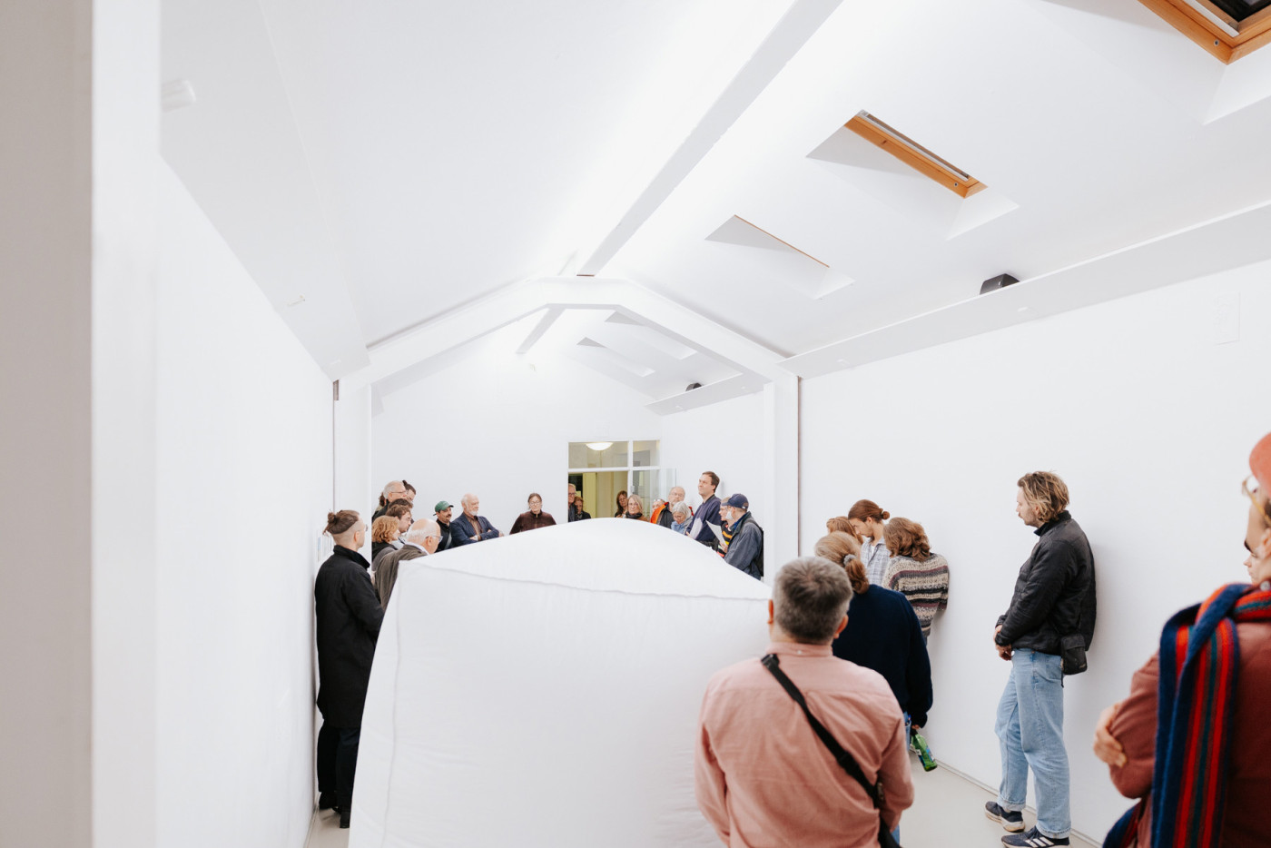 Ausstellungseröffnung "Mitglie*derausstellung", Kunstverein Langenhagen, 2025. Foto: Andre Germar.