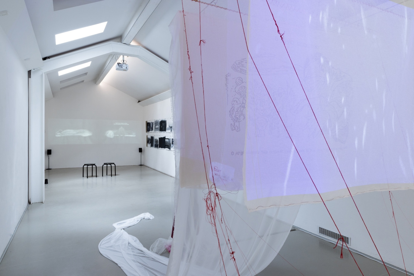 Geschichten, die wir uns vorstellen, Geschichten, die uns verbinden  mit Lizza May David, Fumiko Kikuchi, Thaís Omine, Park Kyong Ju, kuratiert von Kathy-Ann Tan. Kunstverein Langenhagen 2025. Fotos: Andre Germar.